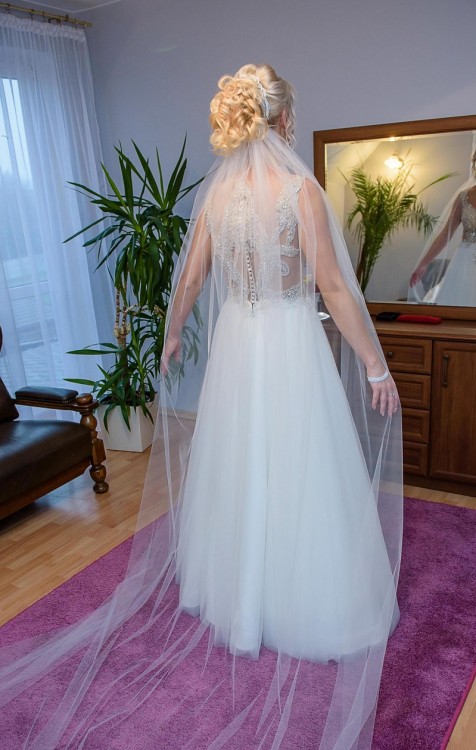 JEDYNA SUKNIA ŚLUBNA Z KAMIENIAMI SWAROVSKIEGO