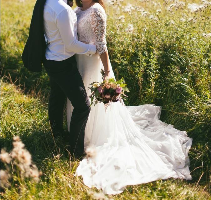 Suknia ślubna Violi Piekut z rozcięciem i trenem rozm. 38/40