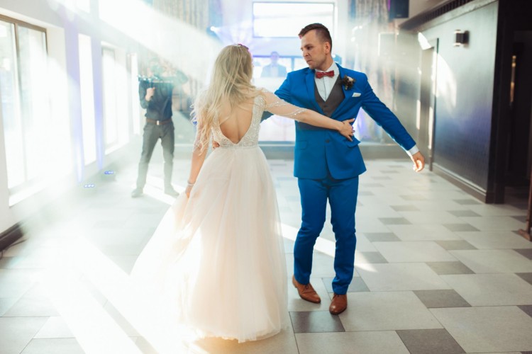 SZAMPAŃSKA SUKNIA ŚLUBNA ROZM. 36 ORYGINALNA KORONKA