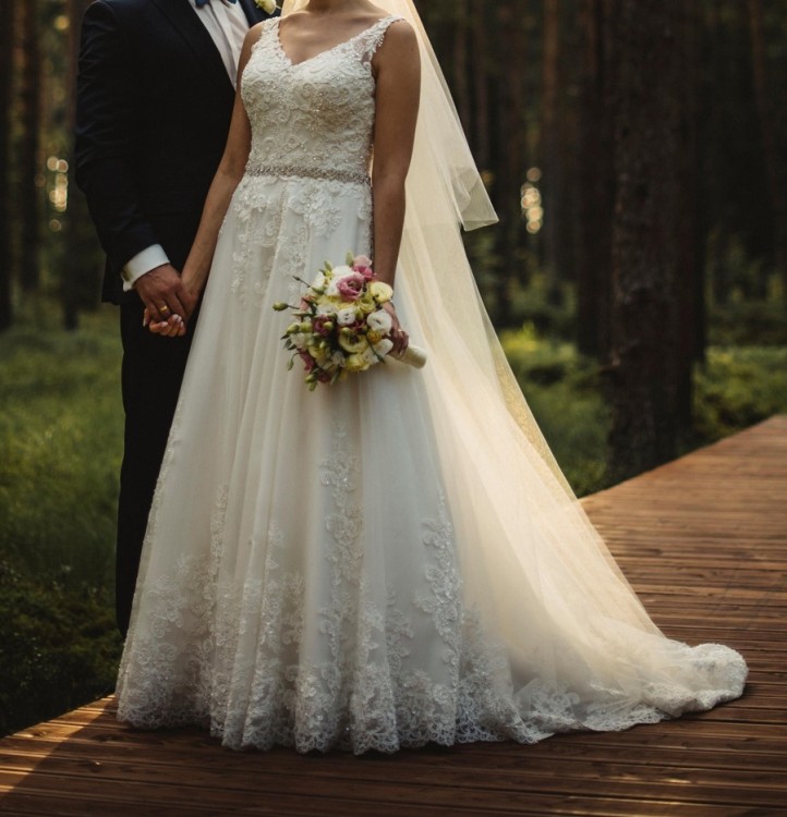 Piękna suknia ślubna firmy Annais Bridal.