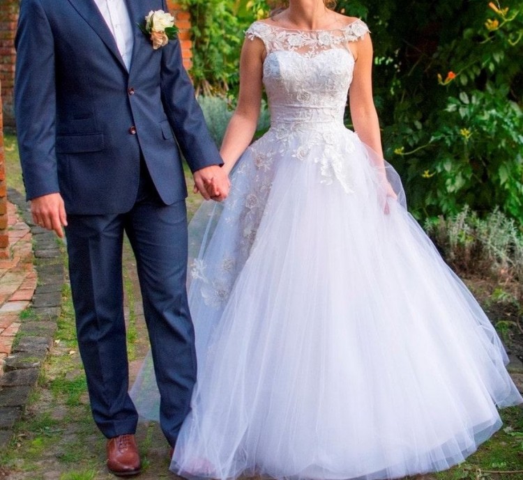 Suknia ślubna lekka, zwiewna i wygodna - biała 34/36