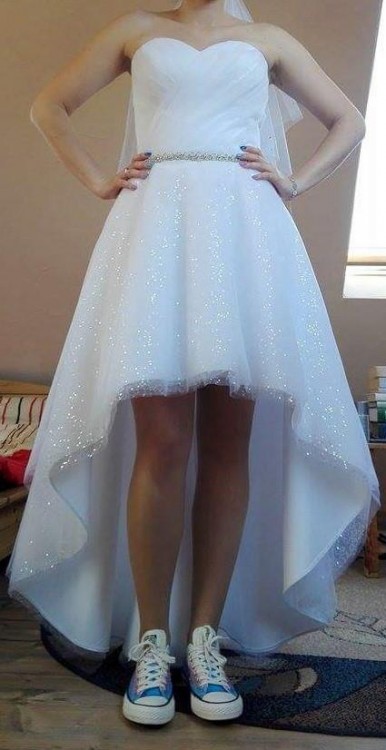 Asymetryczna suknia ślubna według własnego projektu