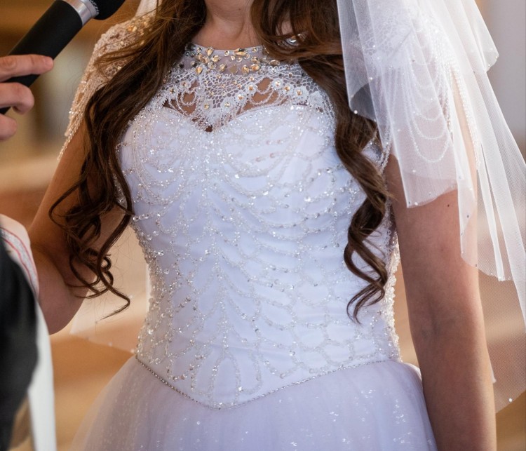 Suknia ślubna z kryształkami