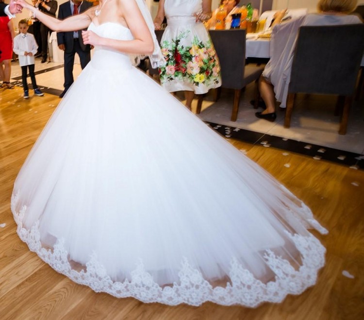 Sprzedam śnieżnobiałą suknię ślubną 34/36 bardzo wygodna