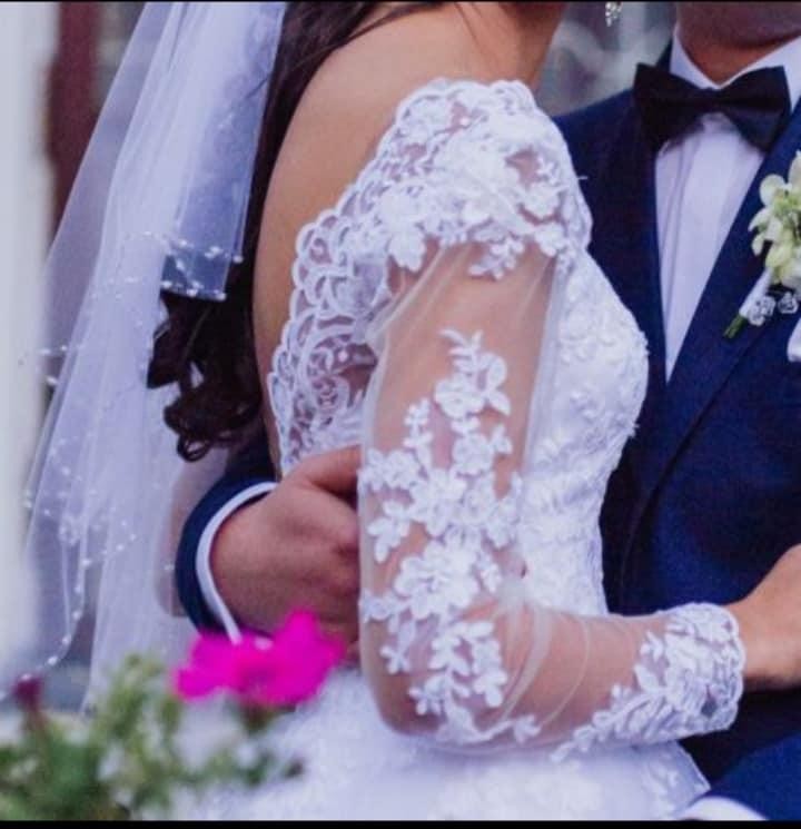 Przepiękna koronkowa suknia ślubna z długim rękawem