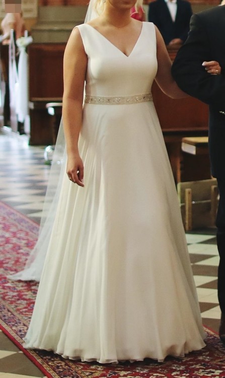 Piękna muślinowa suknia w literę A z ozdobnym pasem.