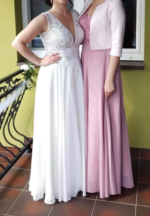 Muślinowa suknia ślubna, dekolt V, plecy V