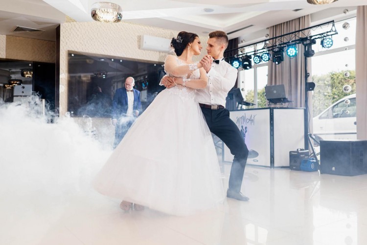 Piękna suknia ślubna (profesjonalnie wyczyszczona)