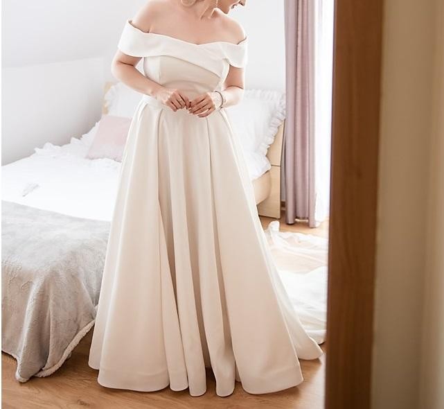 Ponadczasowa gładka suknia, księżniczka