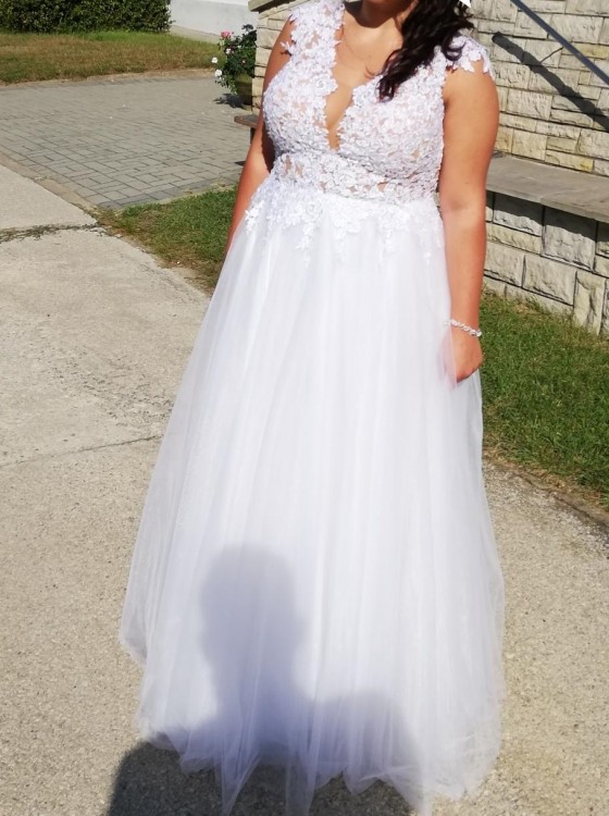 Suknia ślubna z koronką na siateczce i tiulowym dołem