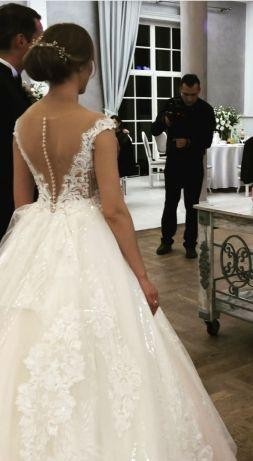 Suknia ślubna koronkowa z długim trenem