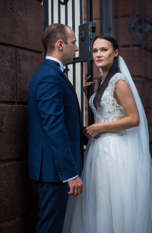 Suknia z bogato zdobionym gorsetem