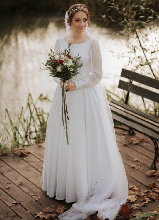 Gładka suknia ślubna z bufiastymi rękawami