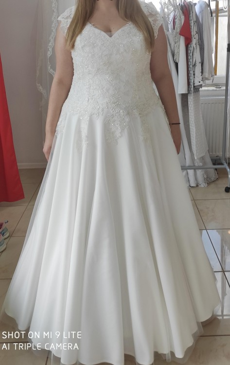 Suknia ślubna plus size NIENOSZONA
