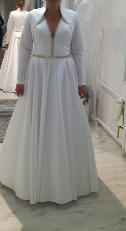 Suknie ślubna ze srebrnymi elementami