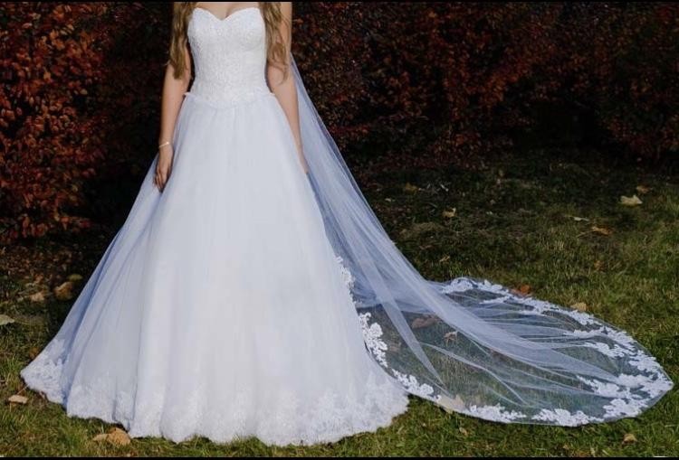 Urocza biała suknia ślubna zdobiona przepiękną koronką