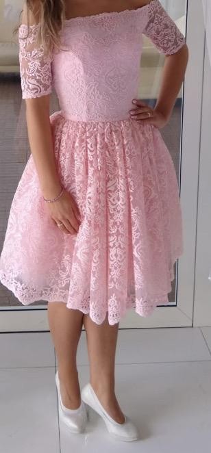 Różowa koronkowa sukienka hiszpanka