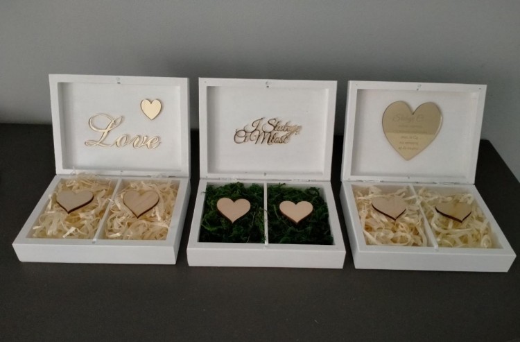Nowe pudełka drewniane na obrączki w dniu ślubu