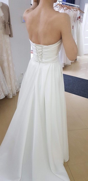 Klasyczna, minimalistyczna, elegancka suknia ślubna