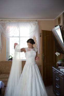 Piękna koronkowa suknie ślubna