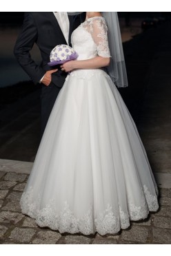 Piękna Suknia Ślubna z delikatną koronką !