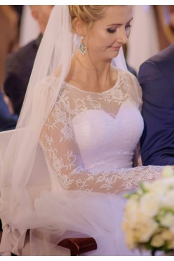 Suknia ślubna o kroju princessy z koronkowym bolerkiem