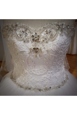 Suknia ślubna zdobiona kryształami Svarovskiego