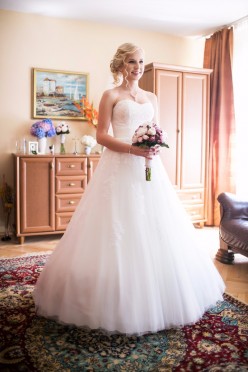 Piękna suknia z salonu Madonna, tiul z koronką