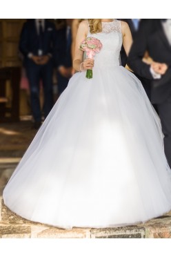 Piękna princessa z koronkowym tyłem