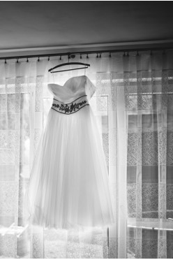 Suknia ślubna biała z kryształkami i koronkowym bolerkiem