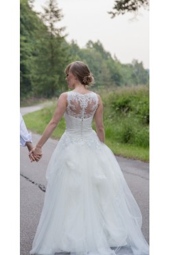 AVENUE DIAGNAL-koronkowa suknia ślubna z trenem