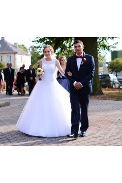 Piękna suknia ślubna, koronkowa princesska