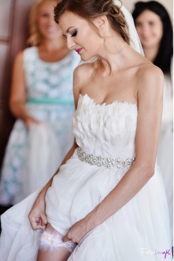 Absolutnie przepiękna suknia ślubna wyszywana piórami