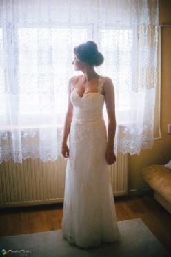 Subtelna koronkowa suknia ślubna + dodatki