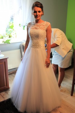 Sprzedam piękną koronkową suknię ślubną :)