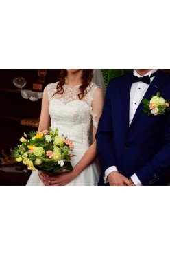 Suknia ślubna w kolorze waniliowym rustykalna