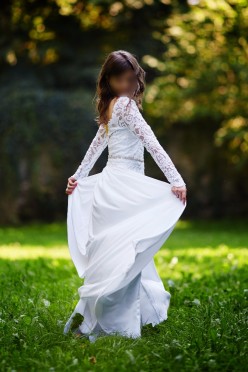Suknia ślubna z dekoltem na plecach i rozcięciem+długi welon