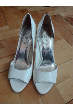 Białe skórzane szpilki TED BAKER peep toe