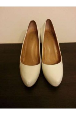 Buty ślubne Kazar r. 40, skórzane, kremowe szpilki