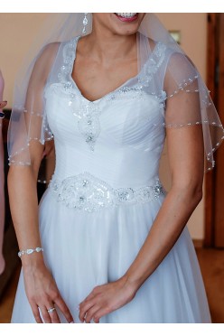 Suknia ślubna, wysadzana kamieniami, litera A.