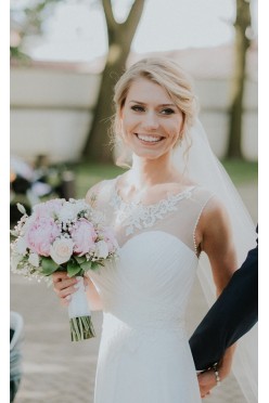 Urocza suknia ślubna - śmietankowa - r. 36