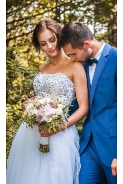 Prześliczna i elegancka suknia ślubna zdobiona kryształkami