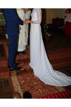 Suknia ślubna z trenem r. 34
