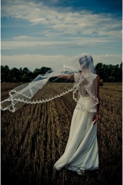 subtelna suknia ślubna z koronką