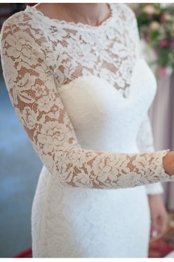 suknia ślubna z koronki koloru ivory z trenem- syrenka