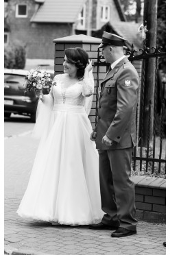 ZWIEWNA SUKNIA ŚLUBNA W KOLORZE ZIMNEJ BIELI