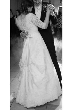 Piękna koronkowa suknia Herms Manipur