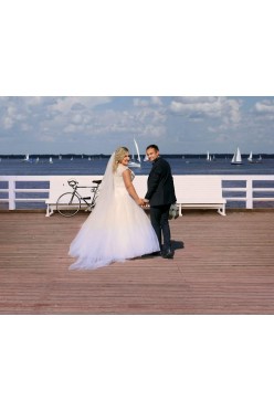 Suknia pieknie wyszywana gora