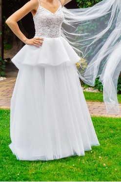 Suknia ślubna z baskiną i koronka