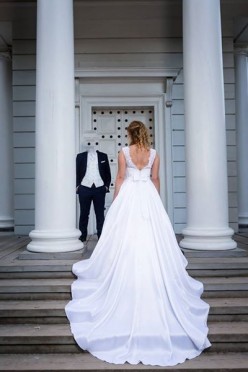 Suknia ślubna z trenem